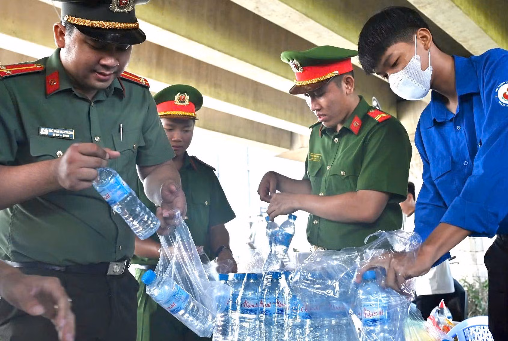 Trẻ em thích thú xua tan mệt mỏi khi nhận chai nước mát lạnh, viên kẹo ngọt ngào -2