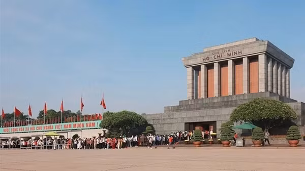 Hơn 30.000 lượt đồng bào và bạn bè quốc tế vào Lăng viếng Bác trong ngày 2/9