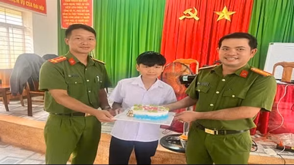 Làm Căn cước, bất ngờ nhận bánh sinh nhật vào ngày Quốc khánh
