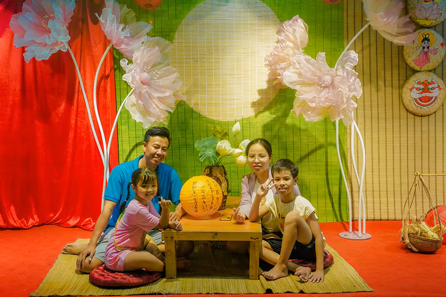 Giới trẻ đón Trung thu “sớm” tại Da Nang Downtown -0