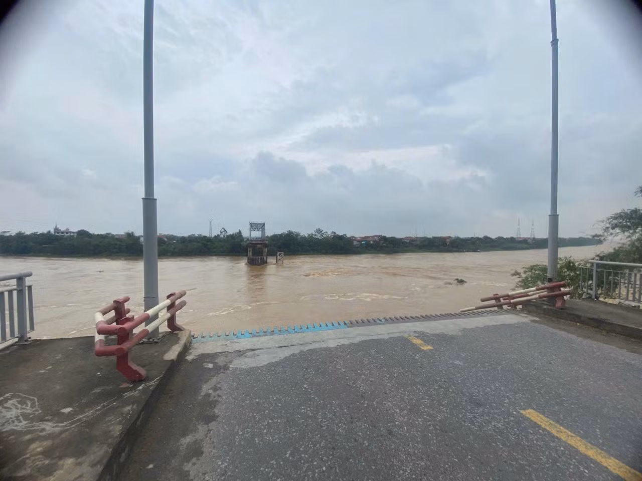 Giám đốc Công an tỉnh Phú Thọ trực tiếp chỉ đạo việc tìm kiếm cứu nạn, cứu hộ vụ sập cầu Phong Châu -0