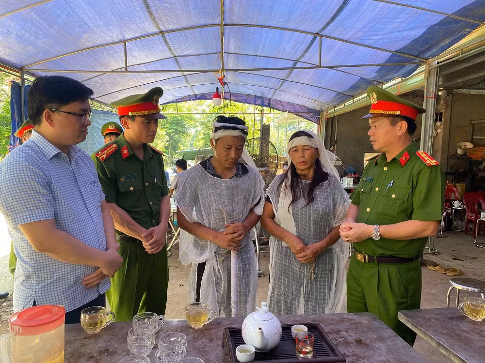 Thăm hỏi thân nhân thành viên Tổ bảo vệ ANTT tử vong khi làm nhiệm vụ -0