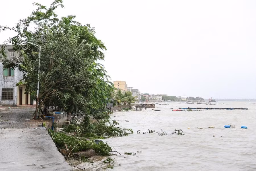 Siêu bão Yagi thổi bay cửa kính, cuốn trôi phương tiện khi đổ bộ Trung Quốc -2