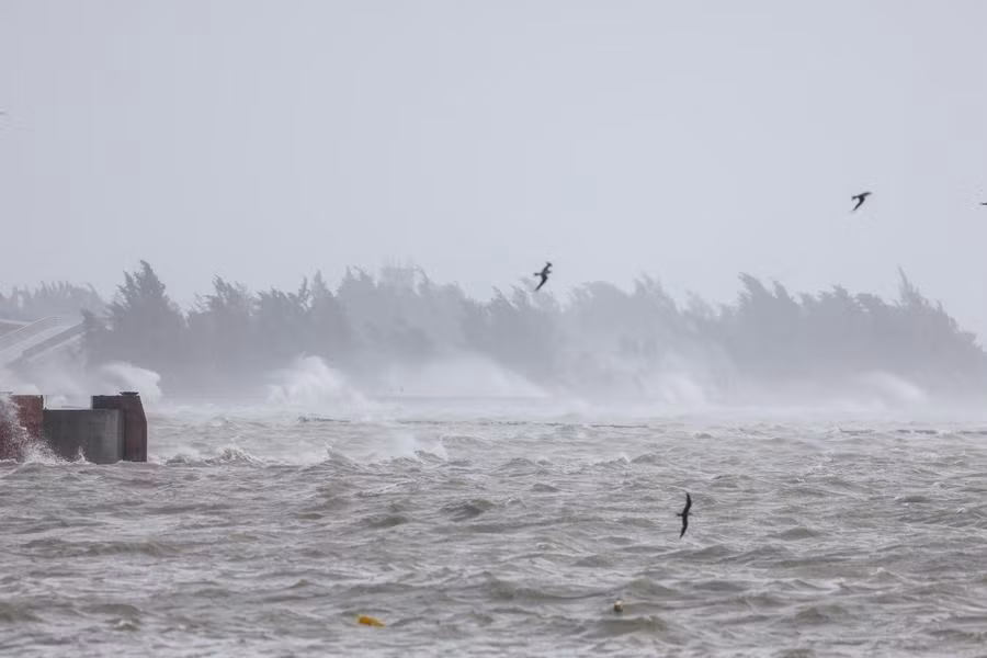 Siêu bão Yagi thổi bay cửa kính, cuốn trôi phương tiện khi đổ bộ Trung Quốc -3