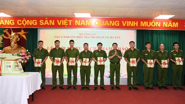 Ra mắt cuốn sách “Nhận diện hoạt động sản xuất trái phép chất ma túy"