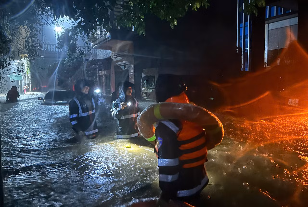 Cảnh sát cơ động trắng đêm sơ tán dân, chung tay khắc phục hậu quả sau bão -1