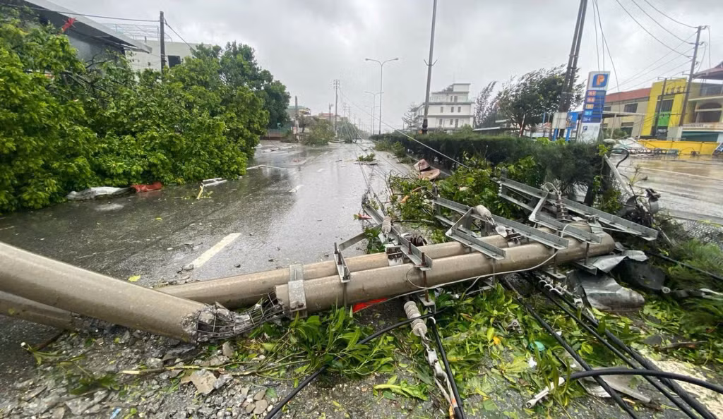 Bão vừa vào càn quét tan hoang Quảng Ninh và Hải Phòng -0