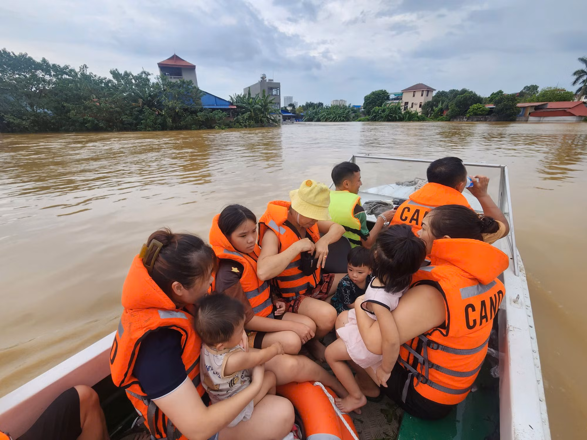 Công an Thái Nguyên hỗ trợ trẻ sơ sinh, người già yếu khỏi 