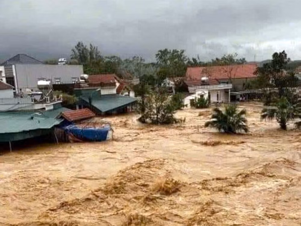 Di dời nhiều hộ dân ở Quảng Ninh do mưa lớn kéo dài -0