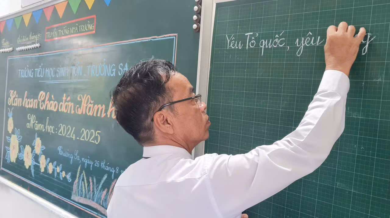 Huyện đảo Trường Sa rộn ràng khai giảng năm học mới -0