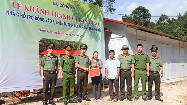 Kịp thời bàn giao nhà cho người dân bị ảnh hưởng bởi thiên tai trước khi bão số 3 ập đến