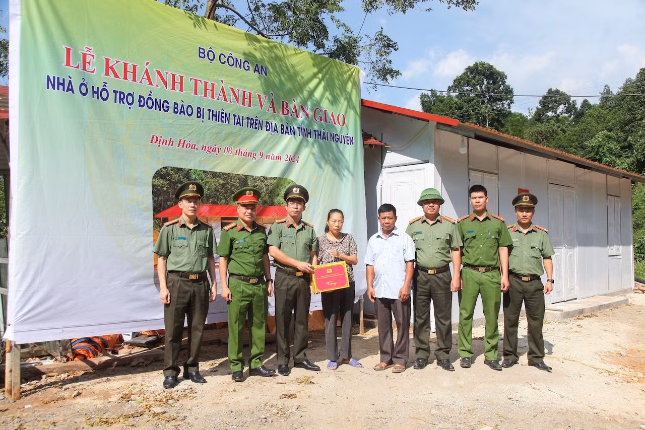 Kịp thời bàn giao nhà ở cho gia đình bị ảnh hưởng bởi thiên tai trước khi bão số 3 ập đến -0