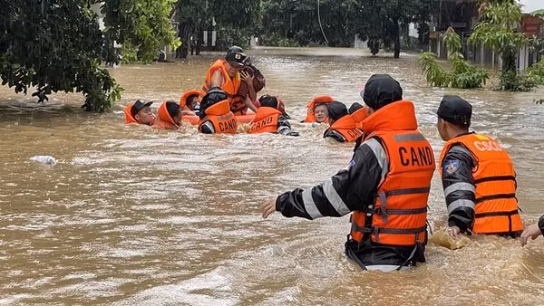 Công an tỉnh Lào Cai tiếp tục khẩn trương cứu hộ, cứu nạn người dân vùng lũ