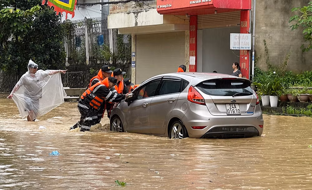 Công an tỉnh Lào Cai tiếp tục khẩn trương đưa dân ra khỏi vùng lũ, cứu người bị nạn -1