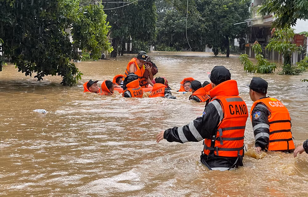 Công an tỉnh Lào Cai tiếp tục khẩn trương đưa dân ra khỏi vùng lũ, cứu người bị nạn -0