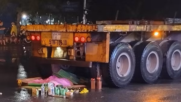 Mẹ nguy kịch, 2 con nhỏ tử vong dưới bánh xe đầu kéo
