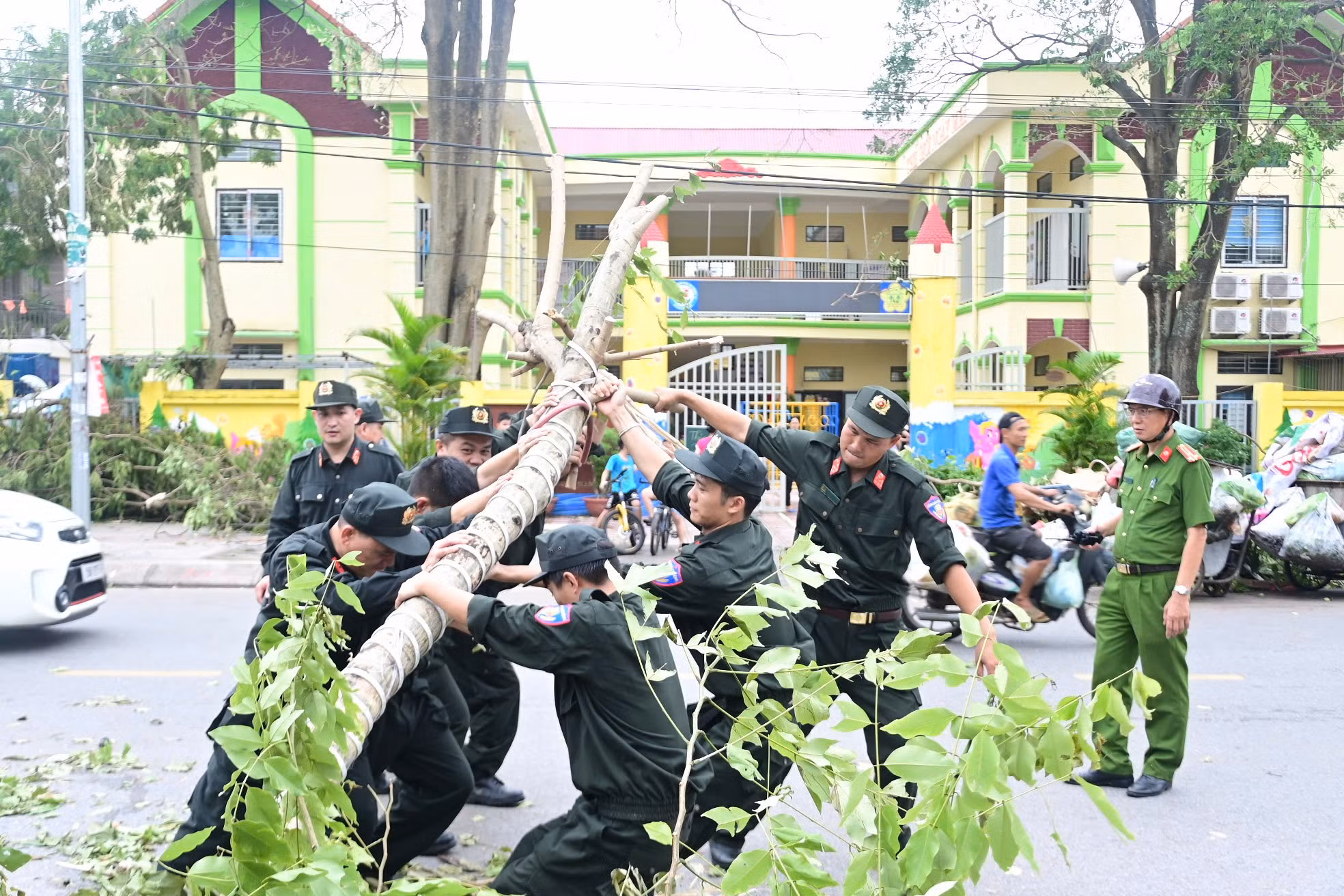Hải Phòng vẫn ngổn ngang sau bão -0