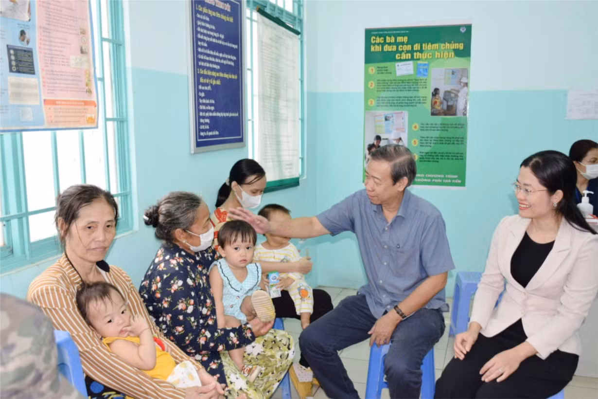 Sức nóng tại các điểm tiêm chủng vaccine phòng, chống dịch sởi khắp TP Hồ Chí Minh -0