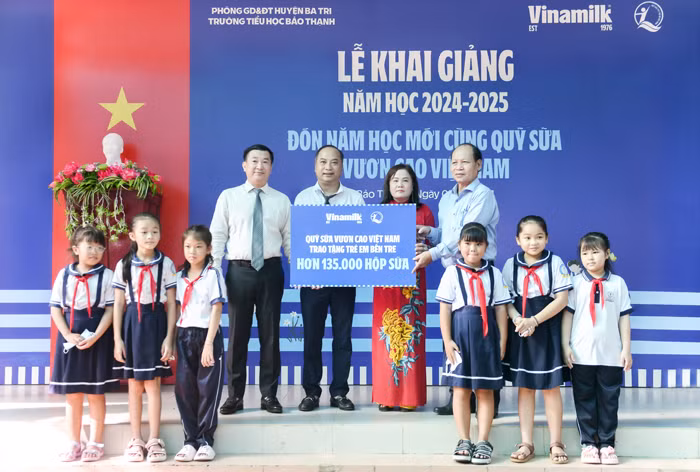 Niềm vui bất ngờ ngày khai giảng dành tặng học sinh khó khăn tỉnh Bến Tre -0