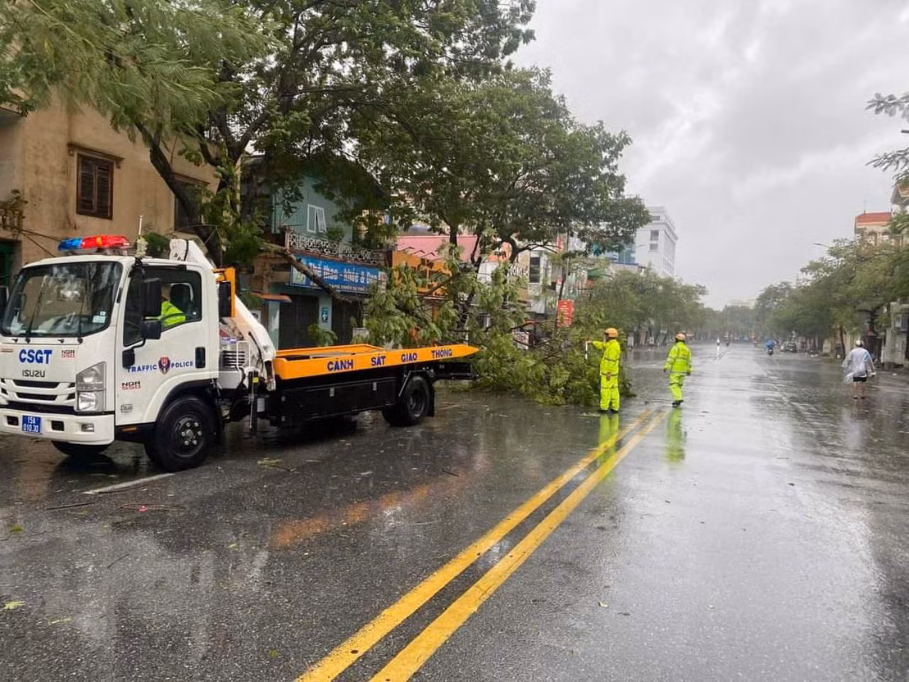 Bão vừa vào càn quét tan hoang Quảng Ninh và Hải Phòng -0