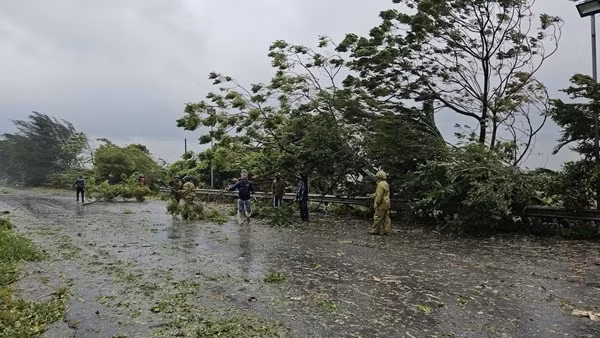 Công an Thái Bình bố trí xuồng máy hỗ trợ di dân tránh bão, sẵn sàng cứu hộ