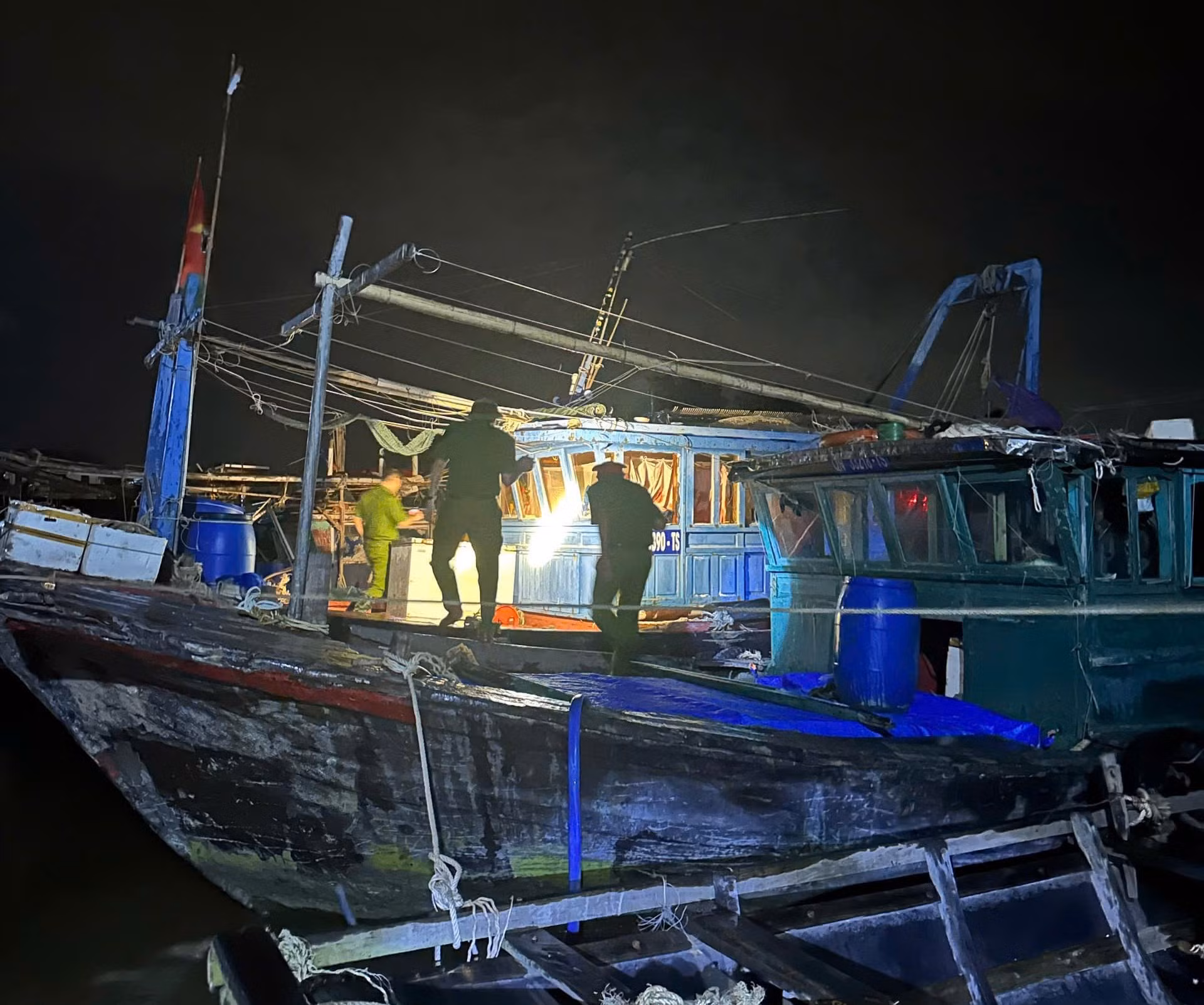 Công an Quảng Ninh căng mình ở nơi tâm điểm nguy hiểm của bão số Yagi -0