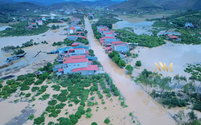  Công an huyện Lục Nam xuyên đêm hỗ trợ nhân dân đắp đê chống bão lũ -0