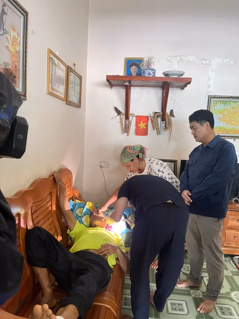 Phó Thủ tướng Chính phủ Hồ Đức Phớc thăm hỏi, động viên gia đình sạt lở làm 4 người tử vong -0