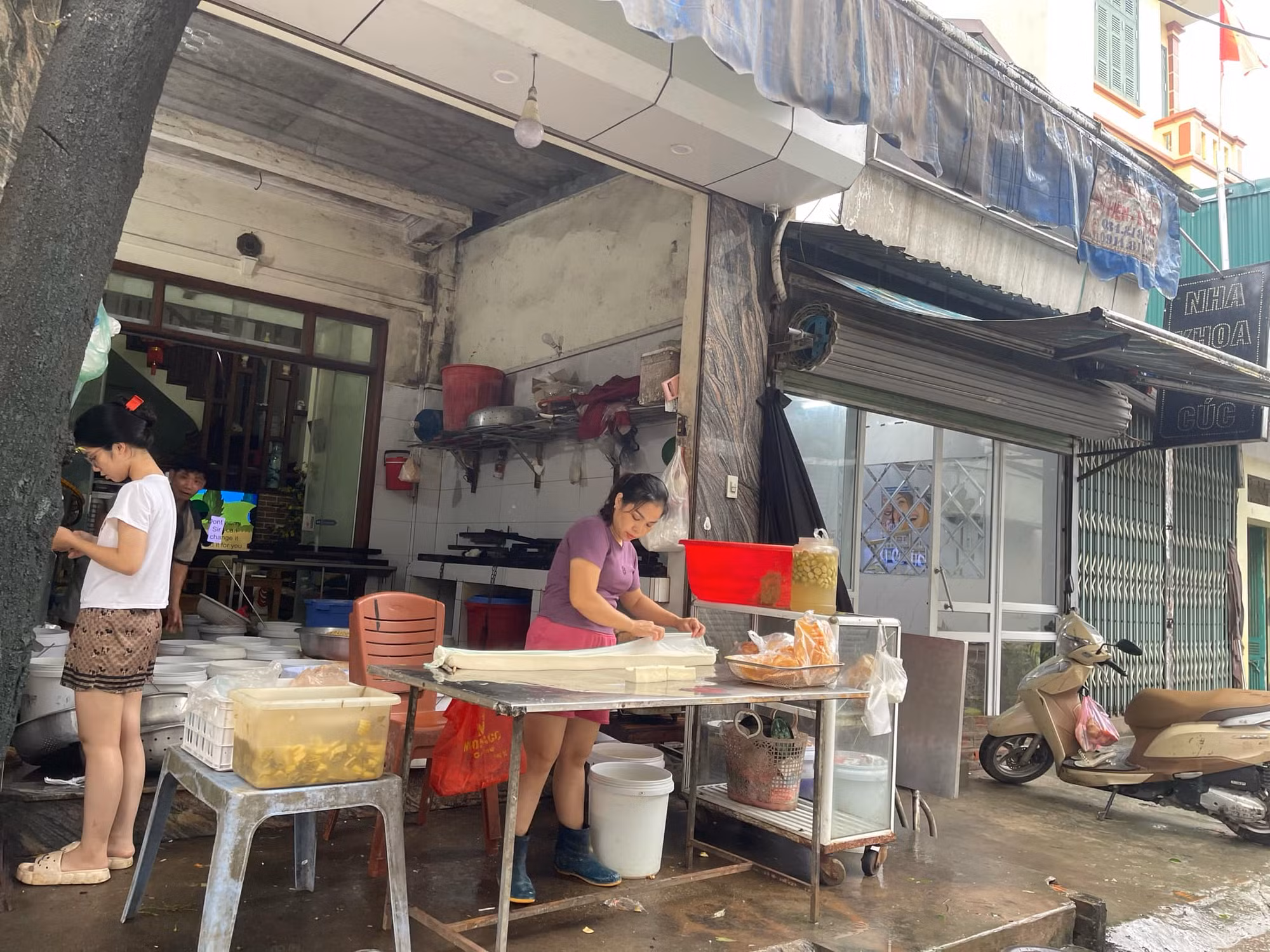 Sáng 8-9: Giá rau xanh đắt gấp đôi ngày thường, cung ứng hàng hóa thiết yếu có nơi bị ảnh hưởng -0