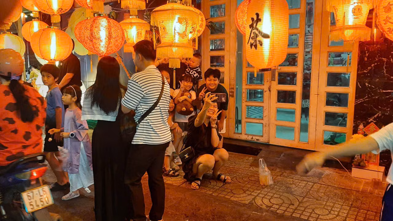 Nhộn nhịp khách tham quan lên Phố lồng đèn Lương Nhữ Học đón Trung thu -7
