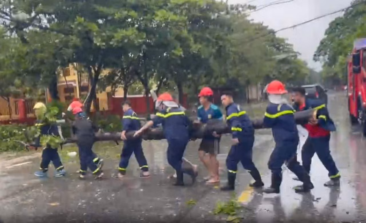 Bão vừa vào càn quét tan hoang Quảng Ninh và Hải Phòng -0