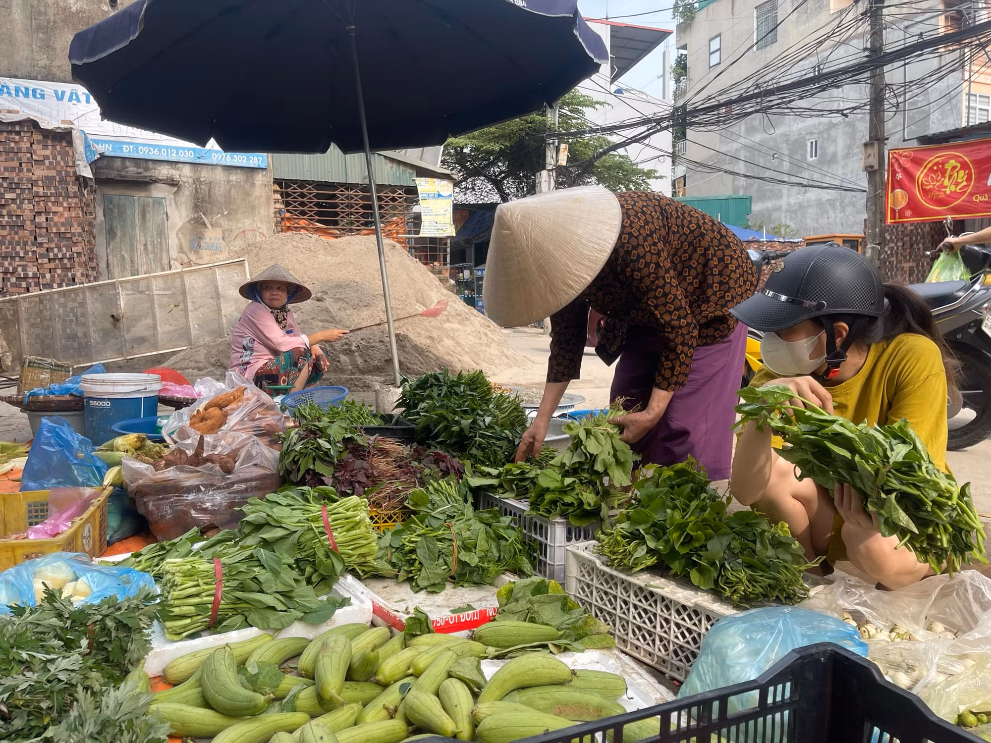 Người dân đổ xô tích trữ hàng hóa phòng mưa bão -0
