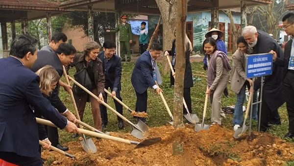 Vận dụng tư tưởng Hồ Chí Minh về đoàn kết, hợp tác quốc tế để phục vụ nhiệm vụ xây dựng và bảo vệ Tổ quốc