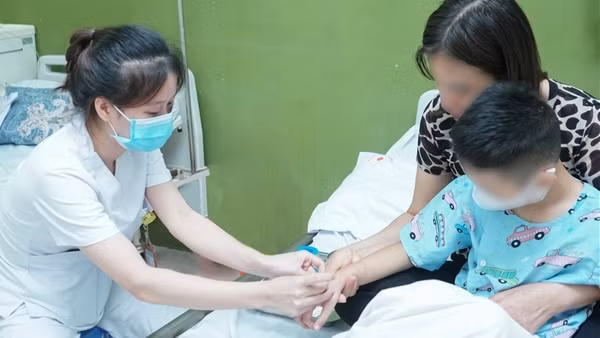 Thay van động mạch phổi qua da, giúp trẻ bị tim bẩm sinh không phải cưa xương ức