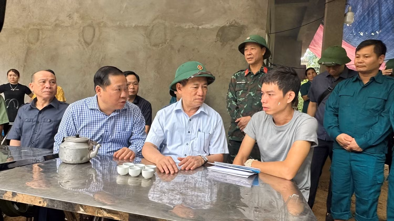 Phó Thủ tướng Chính phủ Hồ Đức Phớc thăm hỏi, động viên gia đình sạt lở làm 4 người tử vong -0