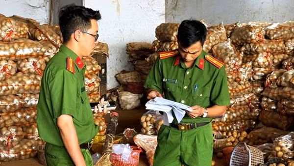 Trộn đất đỏ vào khoai tây Trung Quốc rồi tiêu thụ với mác “nông sản Đà Lạt”
