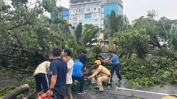 Công an Hà Nội và các lực lượng khẩn trương dọn dẹp cây đổ sau bão, khôi phục các tuyến giao thông
