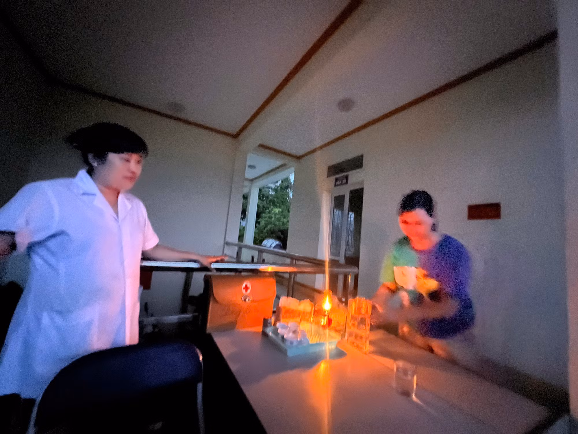 Trạm y tế ngập nước, đốt đèn dầu cấp cứu người bệnh -0