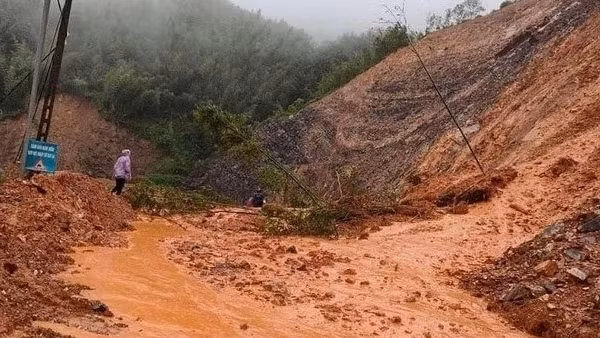 Cao Bằng: Lực lượng cứu hộ đang nỗ lực tiếp cận hiện trường xe khách bị vùi lấp do sạt lở