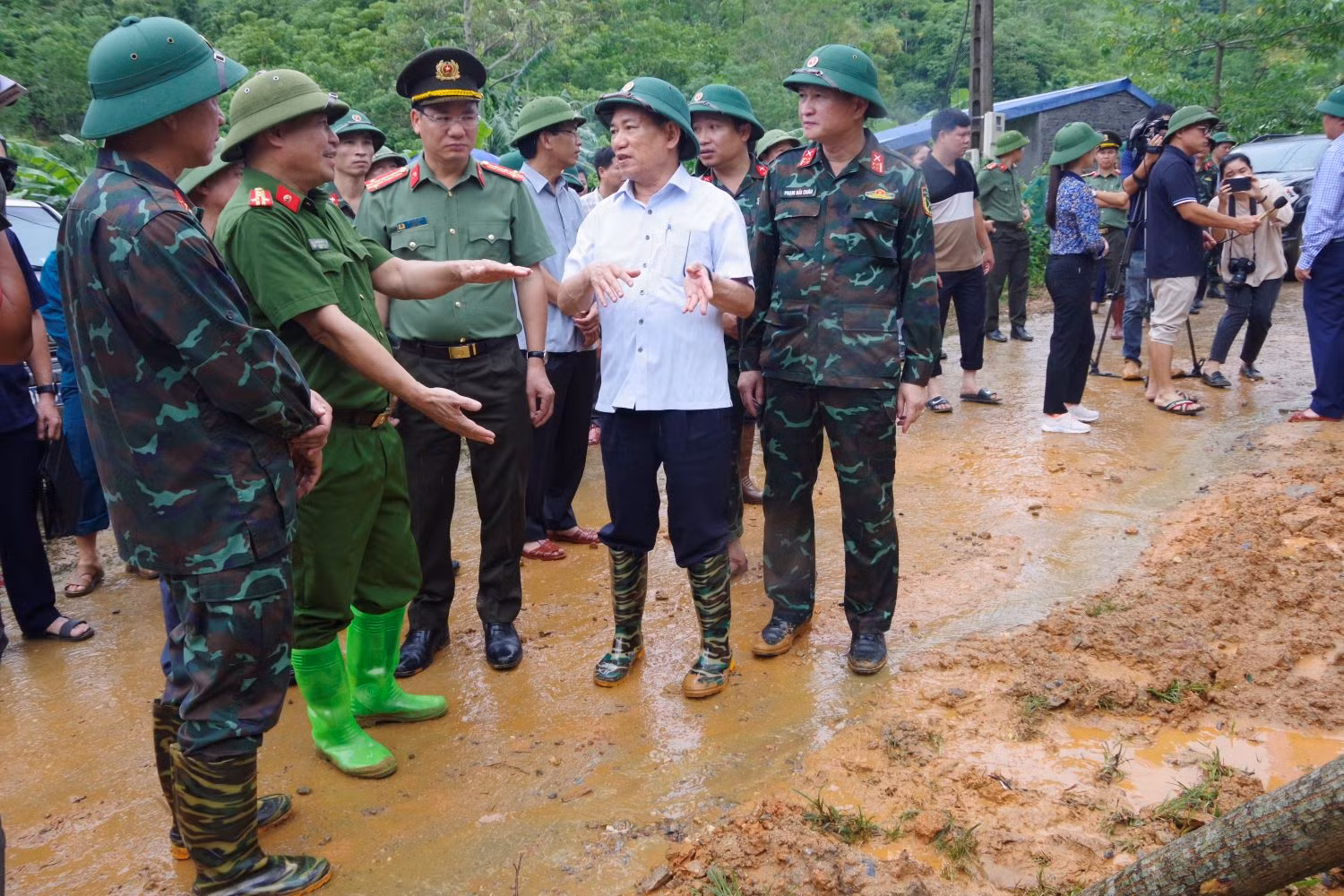 Phó Thủ tướng Chính phủ Hồ Đức Phớc thăm hỏi, động viên gia đình sạt lở làm 4 người tử vong -0
