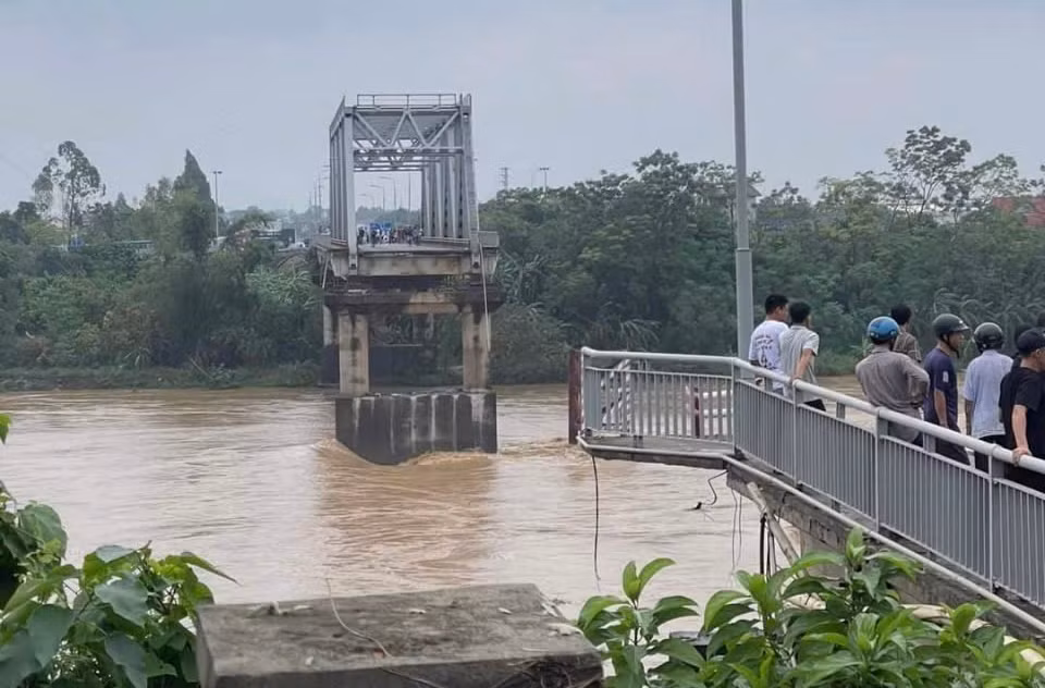 Sập cầu Phong Châu ở Phú Thọ