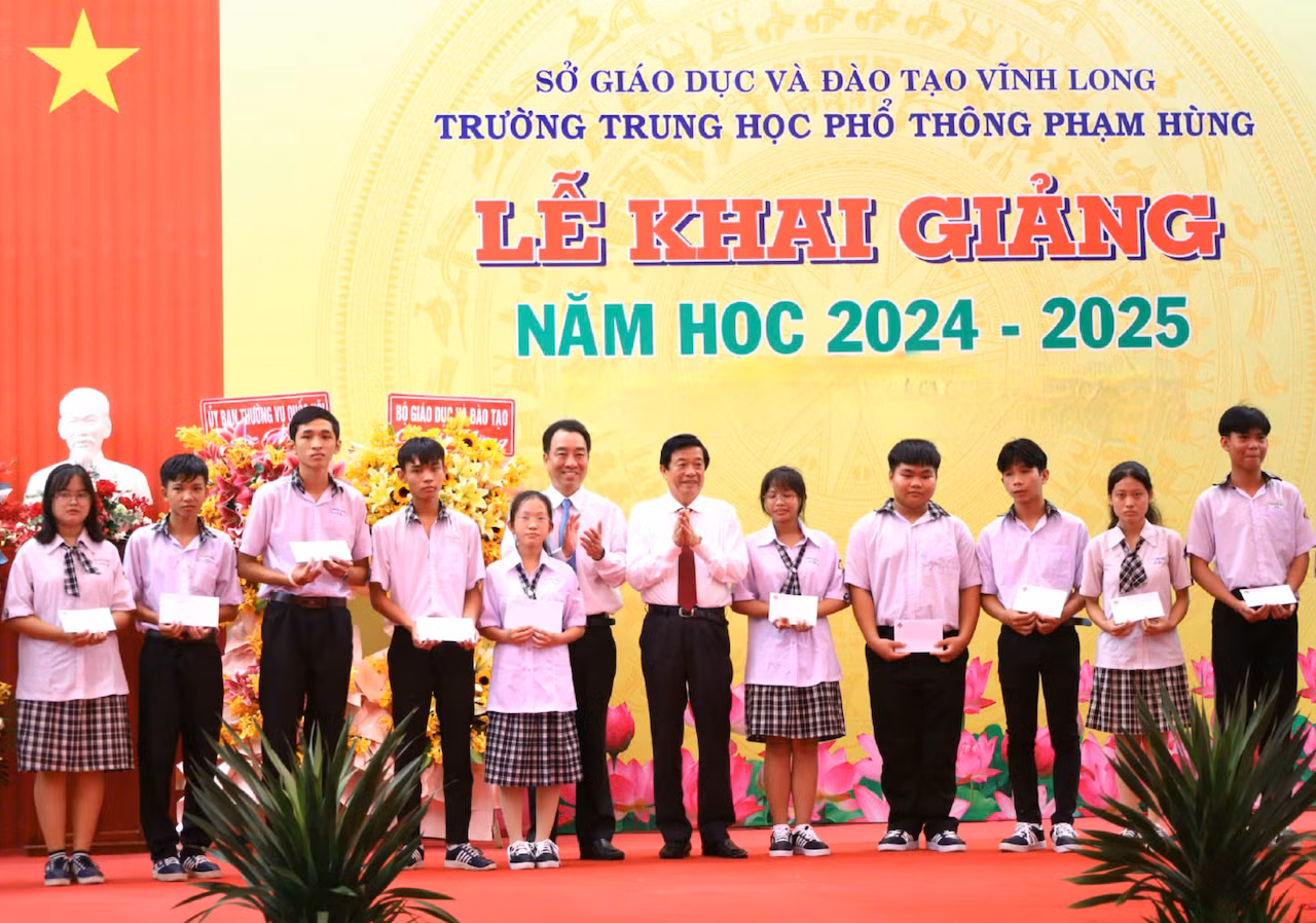 Chủ tịch Quốc hội dự Lễ khai giảng tại Vĩnh Long -0
