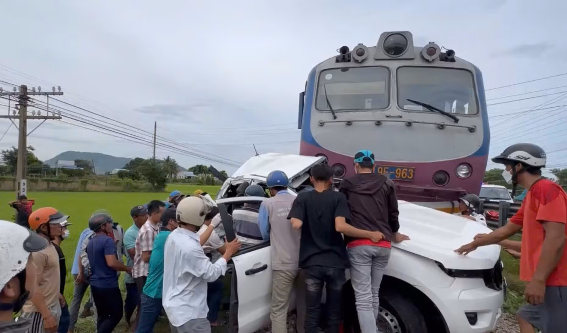 Tài xế kẹt trong ôtô bẹp dúm do tàu hỏa tông đã tử vong -0