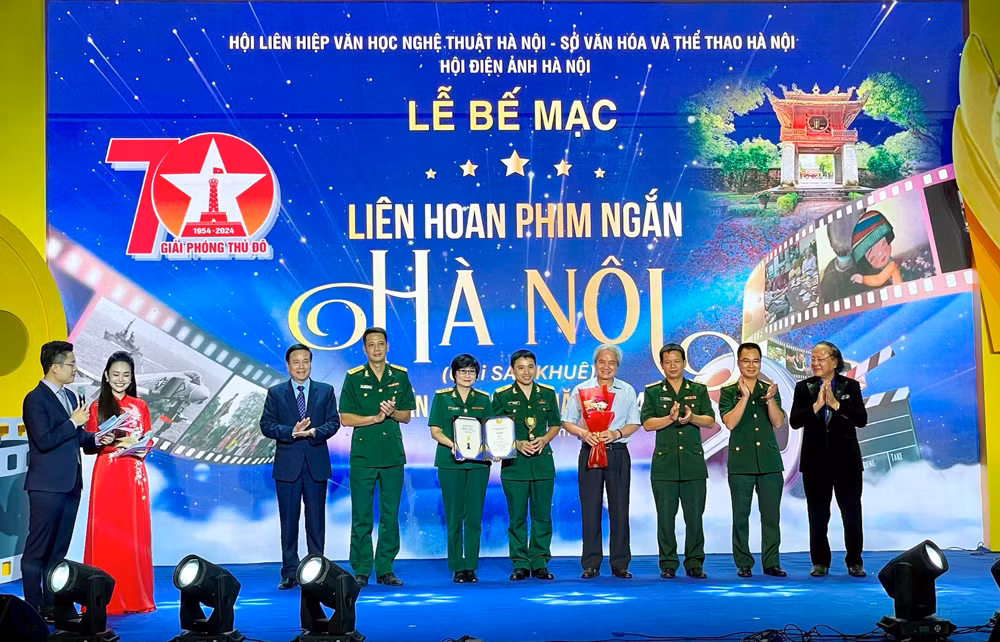 đoàn làm phim _hóa giải_ nhận giải nhất tại liên hoan phim ngắn hà nội.jpg -1