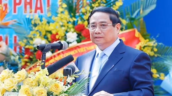 Con người là nguồn lực quý giá nhất để thực hiện sự nghiệp xây dựng và bảo vệ Tổ quốc