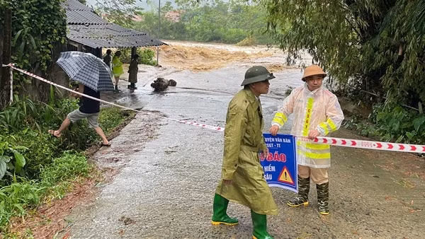 CSGT Lào Cai xuyên đêm chống sạt lở, lũ quét