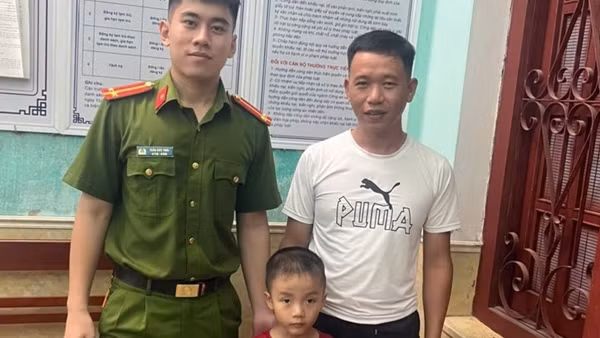 Công an phường tìm bố mẹ cho cháu bé 5 tuổi bị lạc