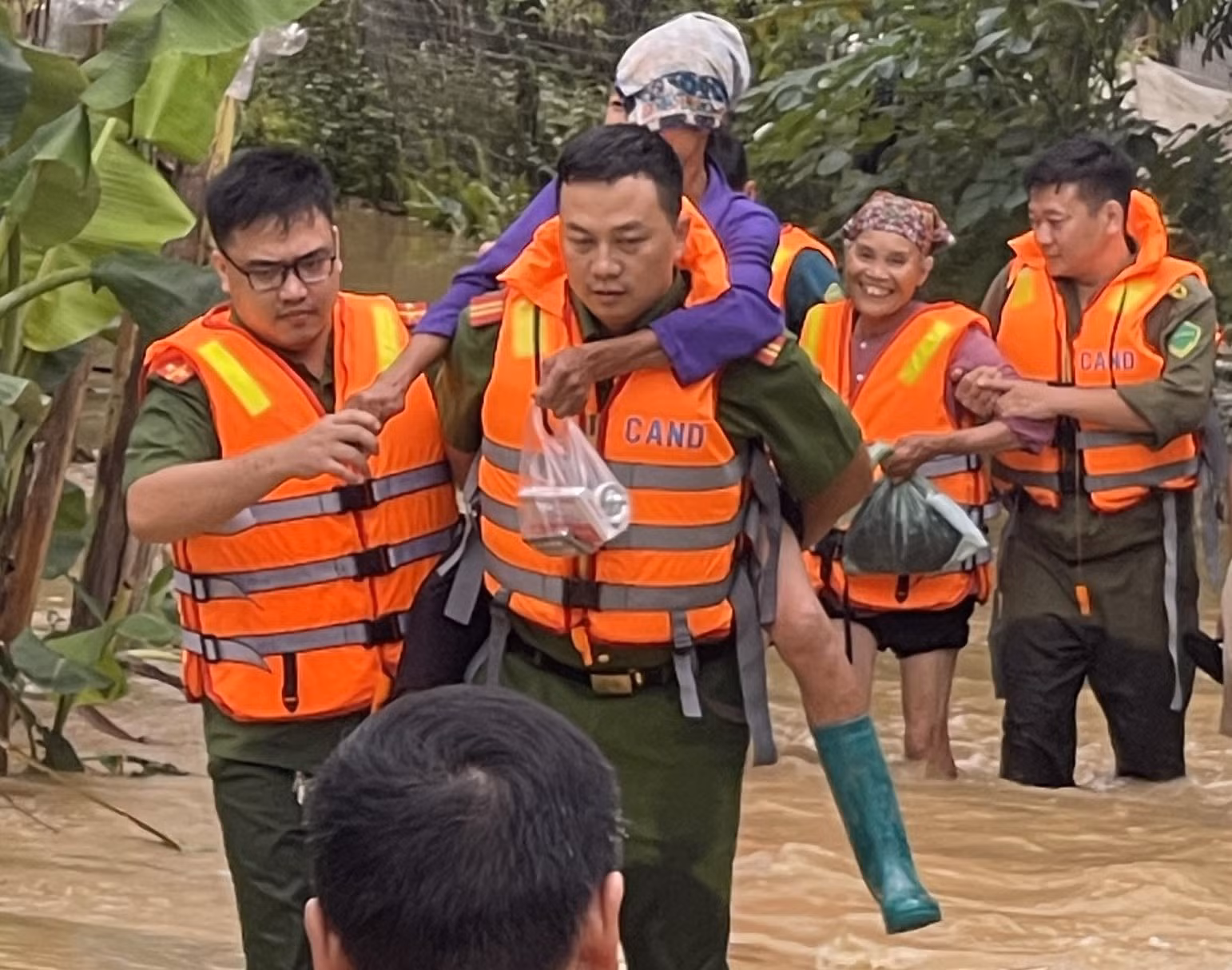 Công an Thái Nguyên hỗ trợ trẻ sơ sinh, người già yếu khỏi 