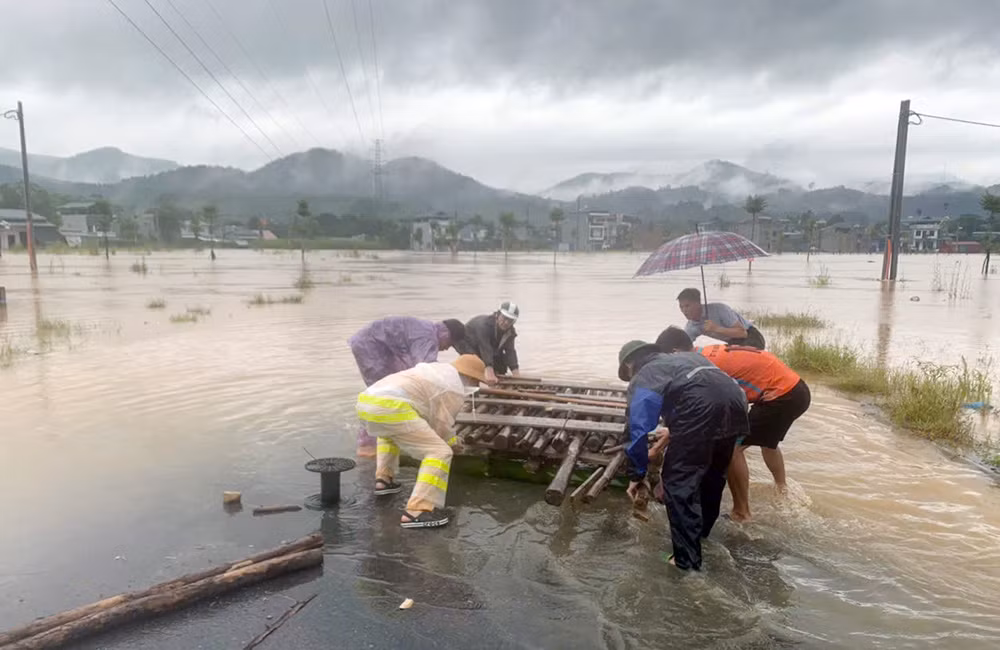 Công an tỉnh Lào Cai tiếp tục khẩn trương đưa dân ra khỏi vùng lũ, cứu người bị nạn -0