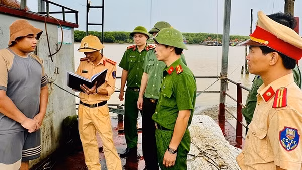 Công an Thanh Hoá giúp sơ tán hàng trăm hộ dân đến nơi an toàn